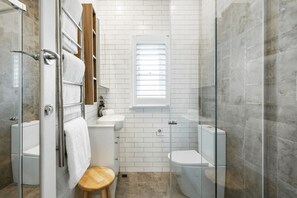 Bathroom - Mosman - BALO3 - The Esplanade - Top-floor apartment overlooking Balmoral beach (Mosman)