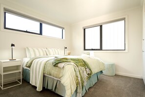 Iron/ironing board, WiFi, bed sheets - Joeys Place -Waterfront family home @ Freycinet! (Coles Bay)