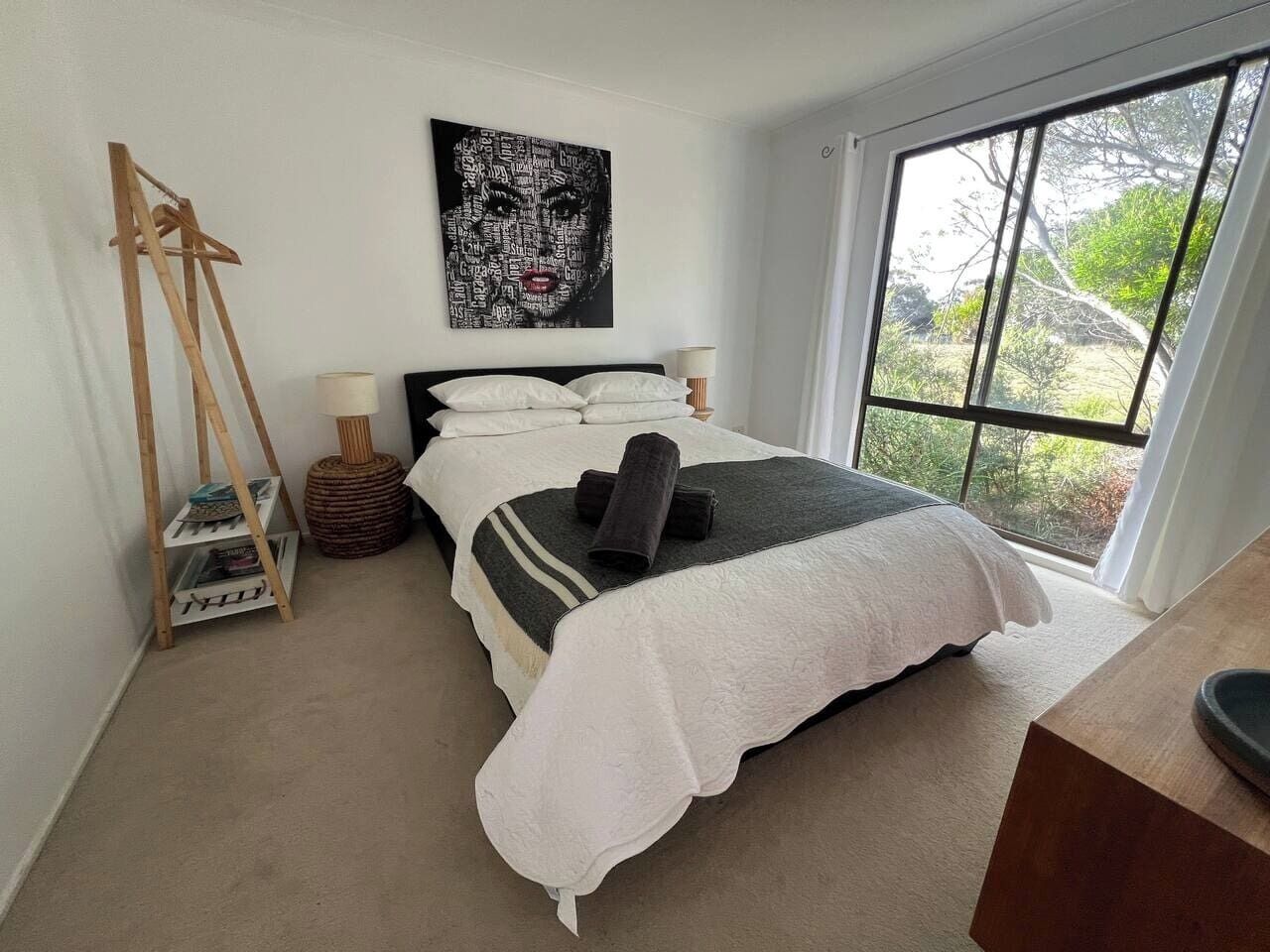 Desk, iron/ironing board, WiFi, bed sheets