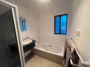 Bathroom - Aperture, Stunning Views Frame Your Escape (Coles Bay)