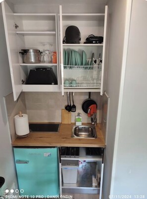 Refrigerador, microondas, parrilla de estufa y cafetera y tetera 
