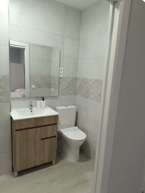 Hair dryer, towels, soap, shampoo - Loft, near the center of Madrid  (Madrid)