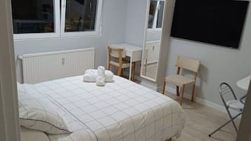 1 slaapkamer, een strijkplank/strijkijzer, gratis wifi, beddengoed