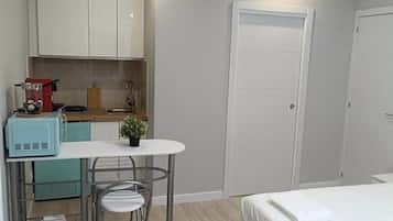 1 slaapkamer, een strijkplank/strijkijzer, gratis wifi, beddengoed