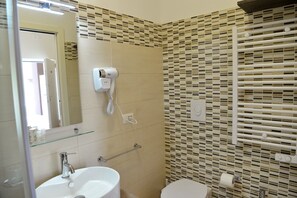 Dusche, Haartrockner, Handtücher