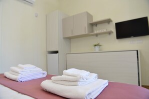 Interior - Room 'Camera 2' with Shared Garden, Wi-Fi and Air Conditioning (Torre Canne)