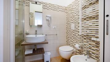 Dusche, Haartrockner, Handtücher