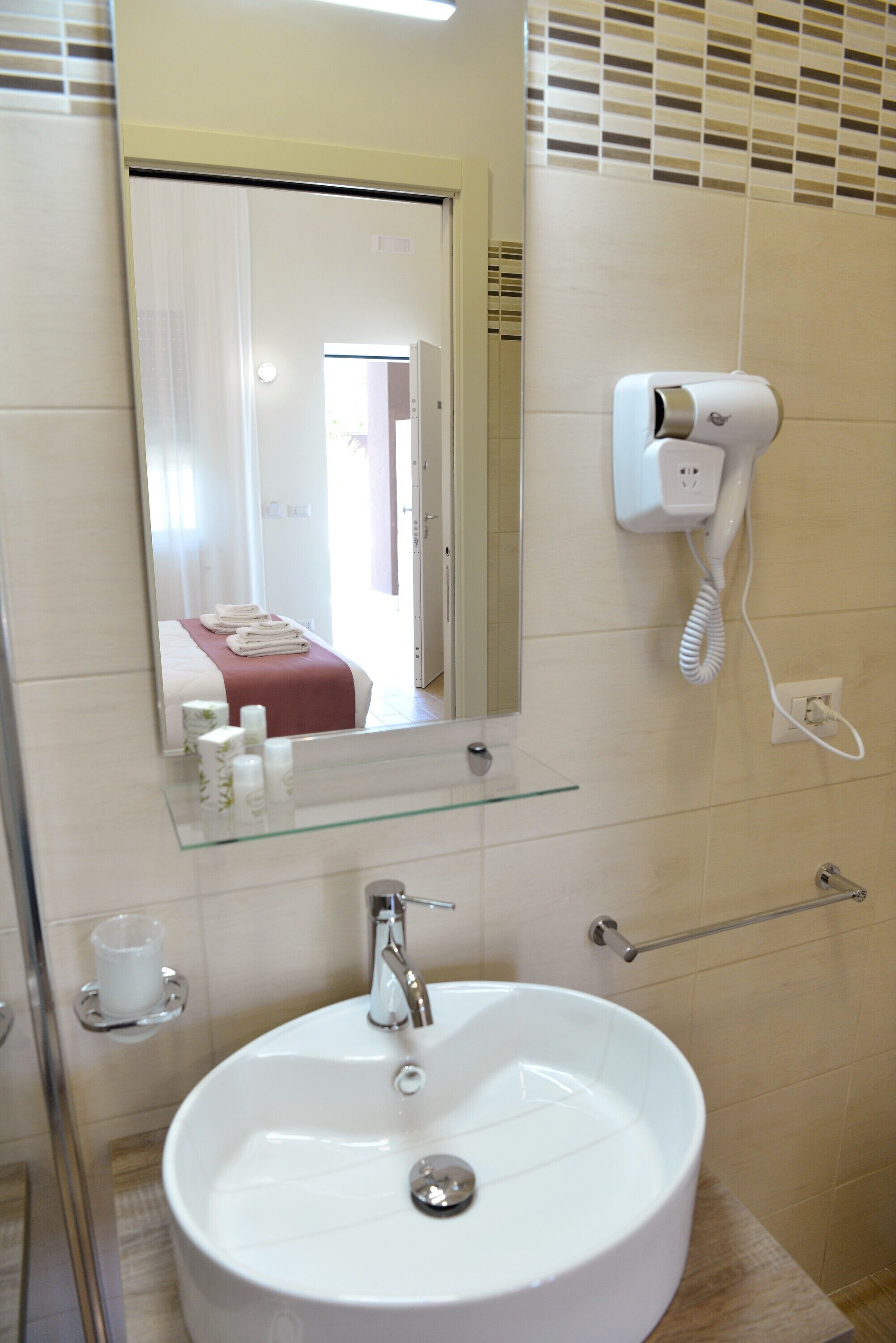 Dusche, Haartrockner, Handtücher