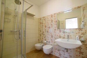 Bathroom - Room 5 with Shared Garden (Torre Canne)
