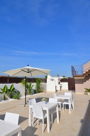Outdoor dining - Room 5 with Shared Garden (Torre Canne)