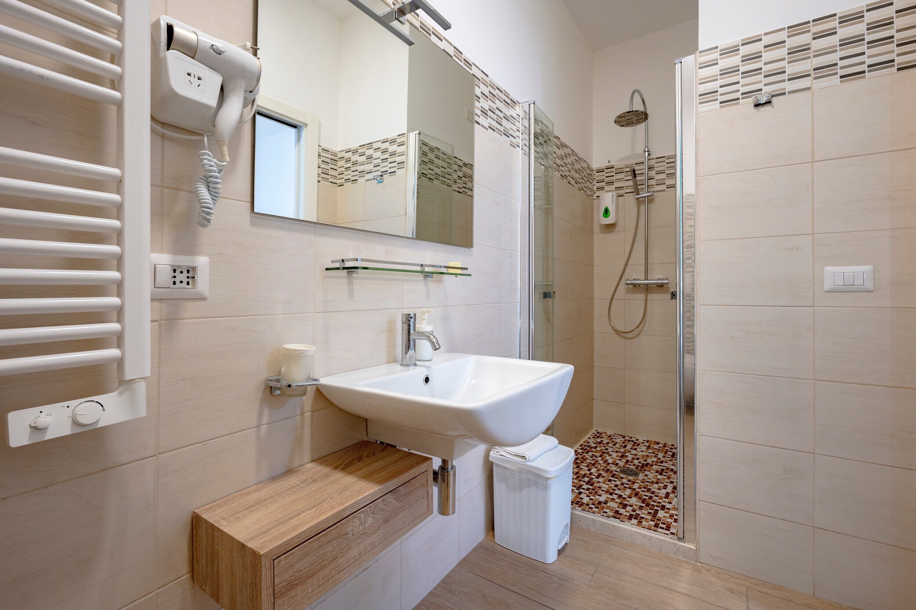 Douche, sèche-cheveux