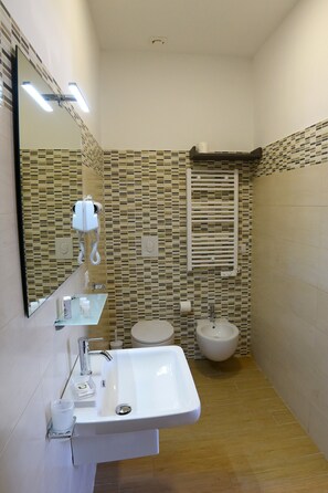 Bathroom - Room 6 with Shared Garden (Torre Canne)