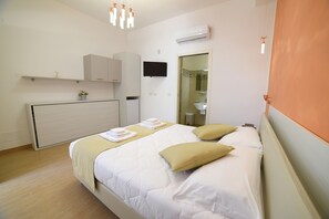 Room - Room 7 with Shared Garden (Torre Canne)