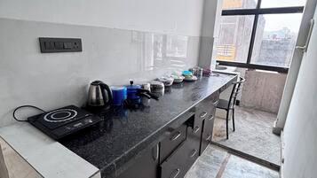 Batterie de cuisine, vaisselle et ustensiles