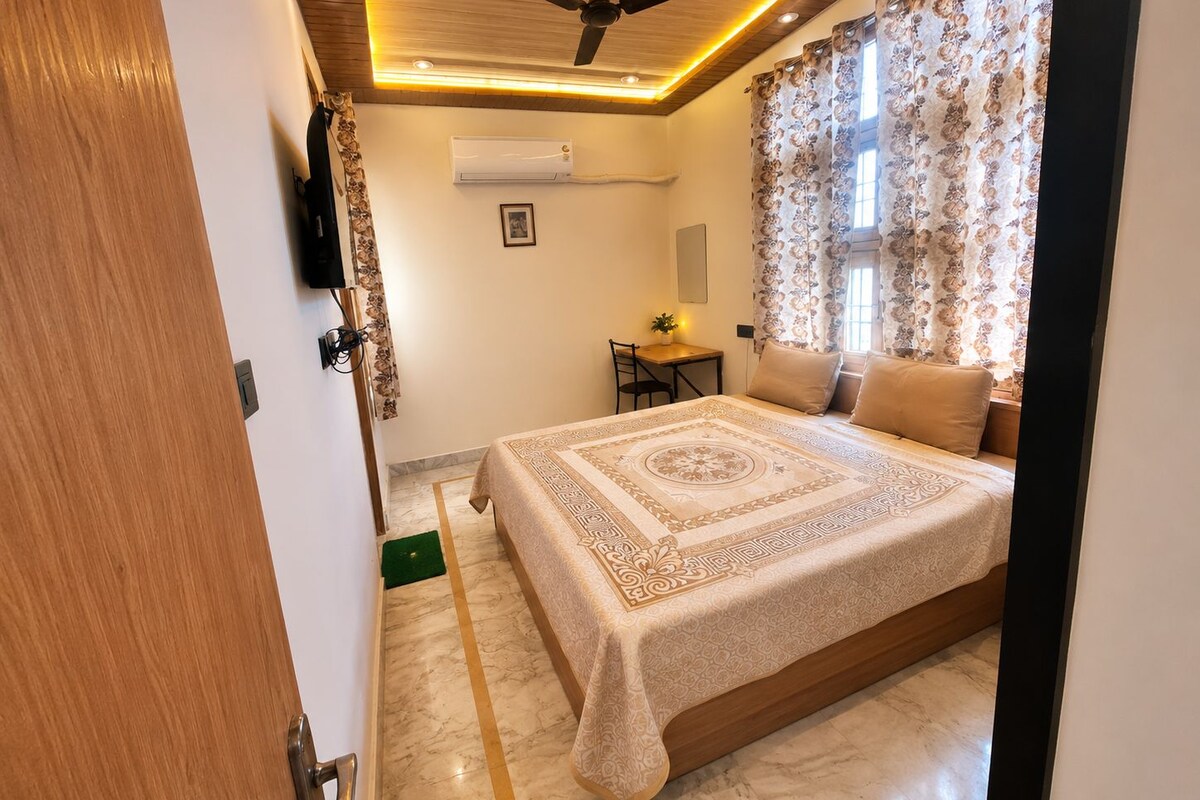 Standard Room, 1 Double Bed, City View | Desk, laptop workspace, WiFi (free), bed sheets