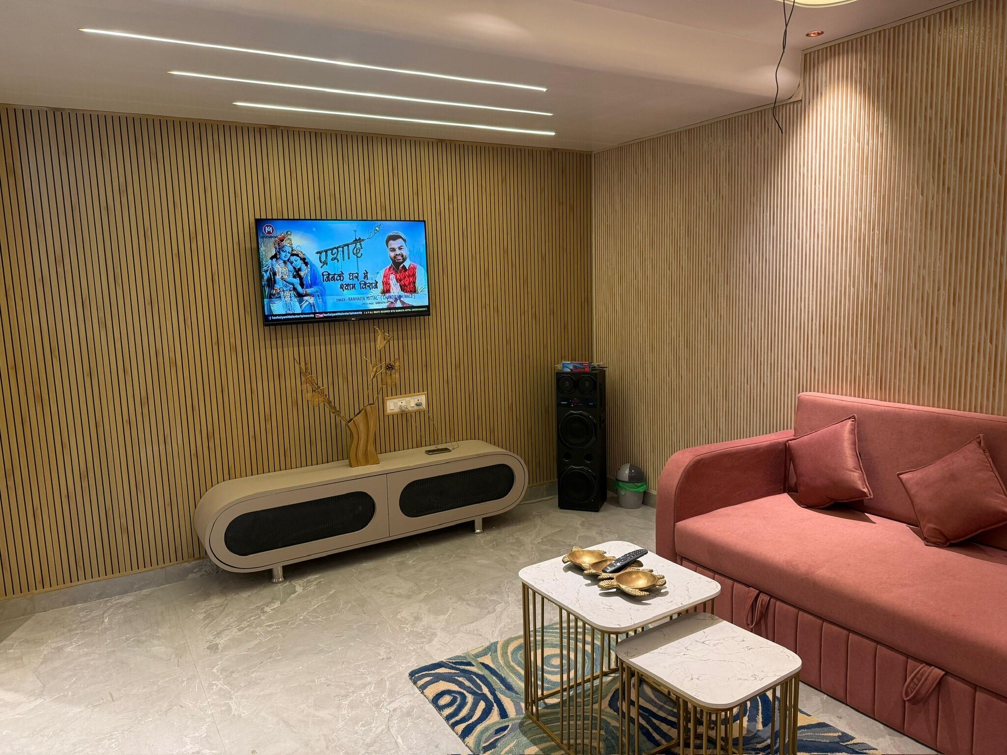 Luxury-Studiosuite | Wohnbereich | 32-Zoll-Smart-TV mit Satellitenempfang