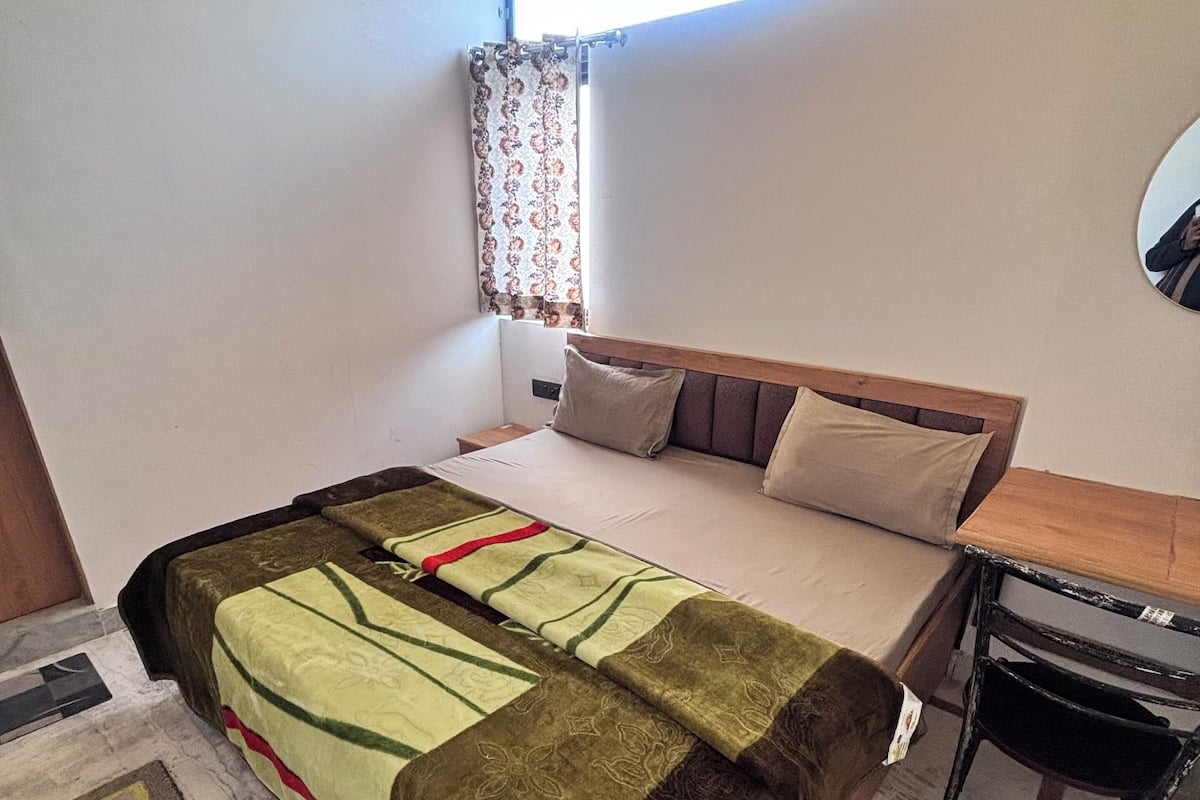 Desk, laptop workspace, free WiFi