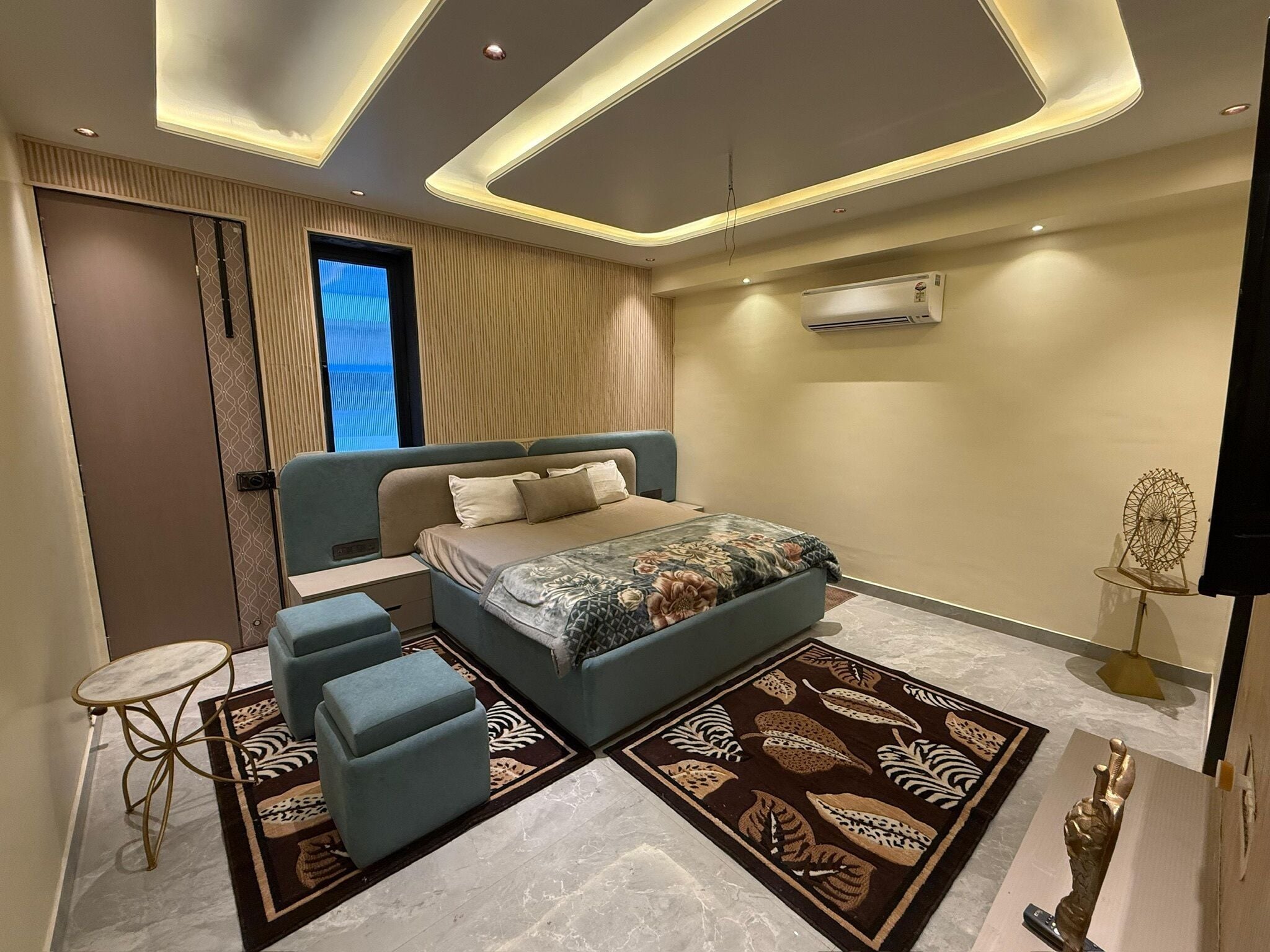 Luxury Studio Suite | Desk, laptop workspace, WiFi (free), bed sheets