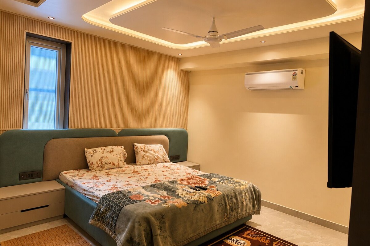Luxury Studio Suite | Desk, laptop workspace, WiFi (free), bed sheets