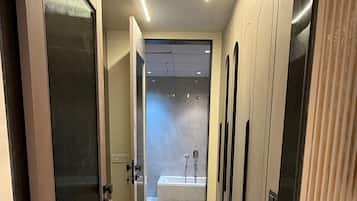 Luxury Studio Suite | Bathroom