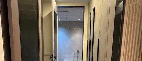 Luxury Studio Suite | Bathroom | Soap, shampoo, toilet paper