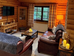 Cottage | Living area - Little Bears Hideaway @ 23 Lakeside (Morpeth)