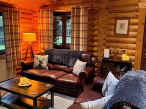 Cottage | Living area - Little Bears Hideaway @ 23 Lakeside (Morpeth)
