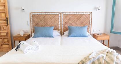 Luxurious 5 Bedroom Beachfront Villa in Roquetas de Mar