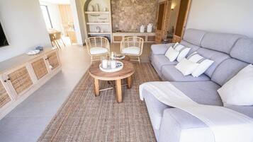 Villa, 4 Bedrooms, Accessible, Smoking | Living room