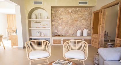 Luxurious 5 Bedroom Beachfront Villa in Roquetas de Mar