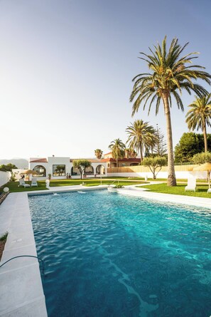 Villa, 4 habitaciones, con acceso para personas discapacitadas, para fumadores | Alberca | Alberca al aire libre 