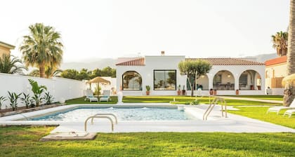 Luxurious 5 Bedroom Beachfront Villa in Roquetas de Mar