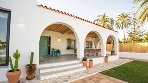 Villa, 4 habitaciones, con acceso para personas discapacitadas, para fumadores | Restaurante al aire libre