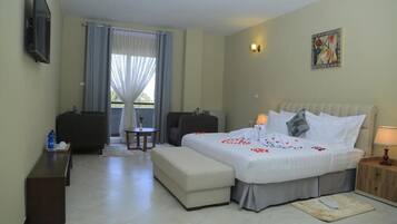 Caja de seguridad en la habitación y cortinas blackout