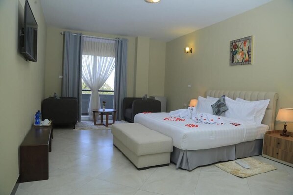 In-room safe, blackout curtains, iron/ironing board, free WiFi - Daisy Hotel (Addis Ababa)