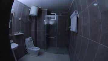 Amenidades de baño gratuitas, secadora de cabello, pantuflas, toallas