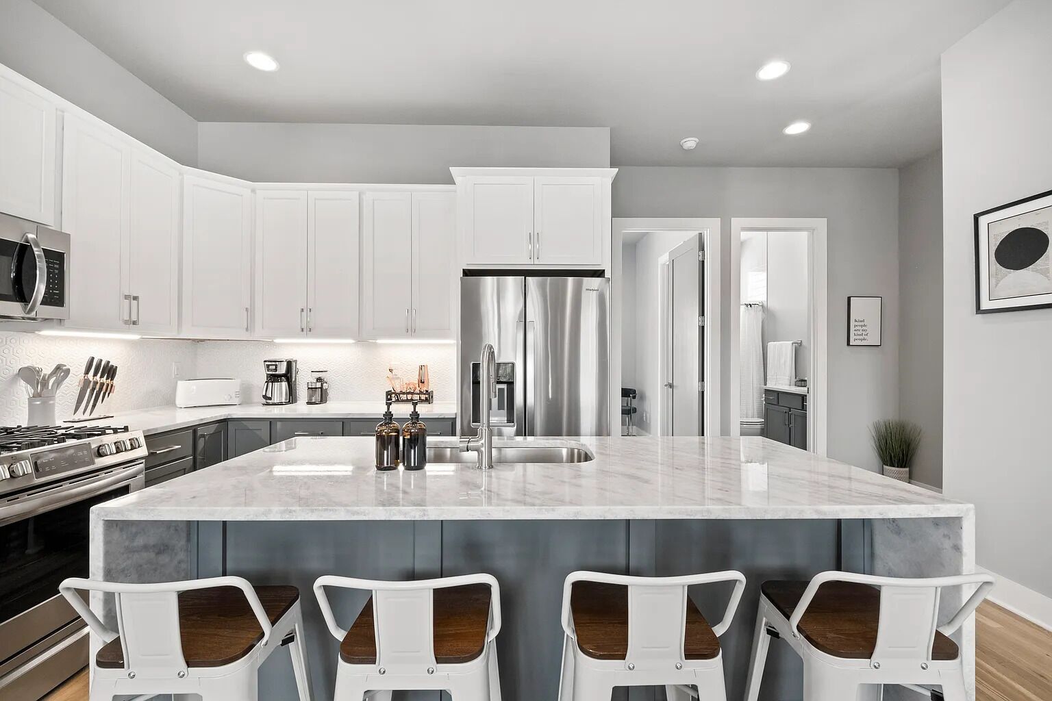 Réfrigérateur, micro-ondes, four, plaque de cuisson