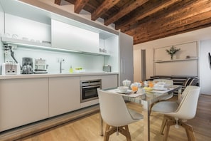 Wasserkocher mit Kaffee-/Teezubehör, Kühlschrank, Mikrowelle, Ofen