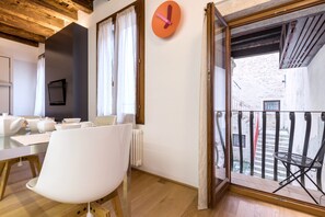 Dining - Cozy Quiet and Centrally Located Home in Historic Building (Venecia)