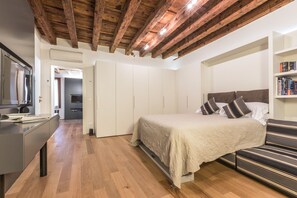 1 bedroom, iron/ironing board, free WiFi, bed sheets - Cozy Quiet and Centrally Located Home in Historic Building (Venecia)