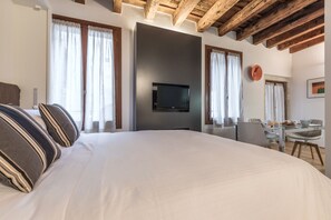 1 bedroom, iron/ironing board, free WiFi, bed sheets - Cozy Quiet and Centrally Located Home in Historic Building (Venecia)