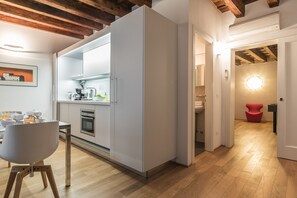 Fridge, microwave, oven, dishwasher - Cozy Quiet and Centrally Located Home in Historic Building (Venecia)