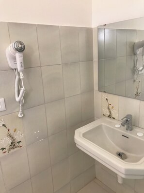 Shower, hair dryer, bidet, towels - Villa 150 meters from the train station, 15 minutes from the port eaerport (BRINDISI)