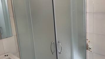 Doccia, asciugacapelli, bidet, asciugamani