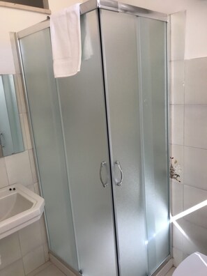 Douche, sèche-cheveux, bidet, serviettes fournies