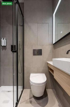 Shower, towels, toilet paper - Zedwell Underground Hotel Park Lane (London)