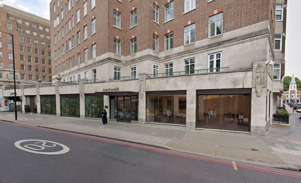 Front of property - Zedwell Underground Hotel Park Lane (London)