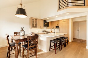 Fridge, microwave, oven, stovetop - Bright & Comfortable Park City Retreat | Seasonal & Month-Long Stays (Park City)