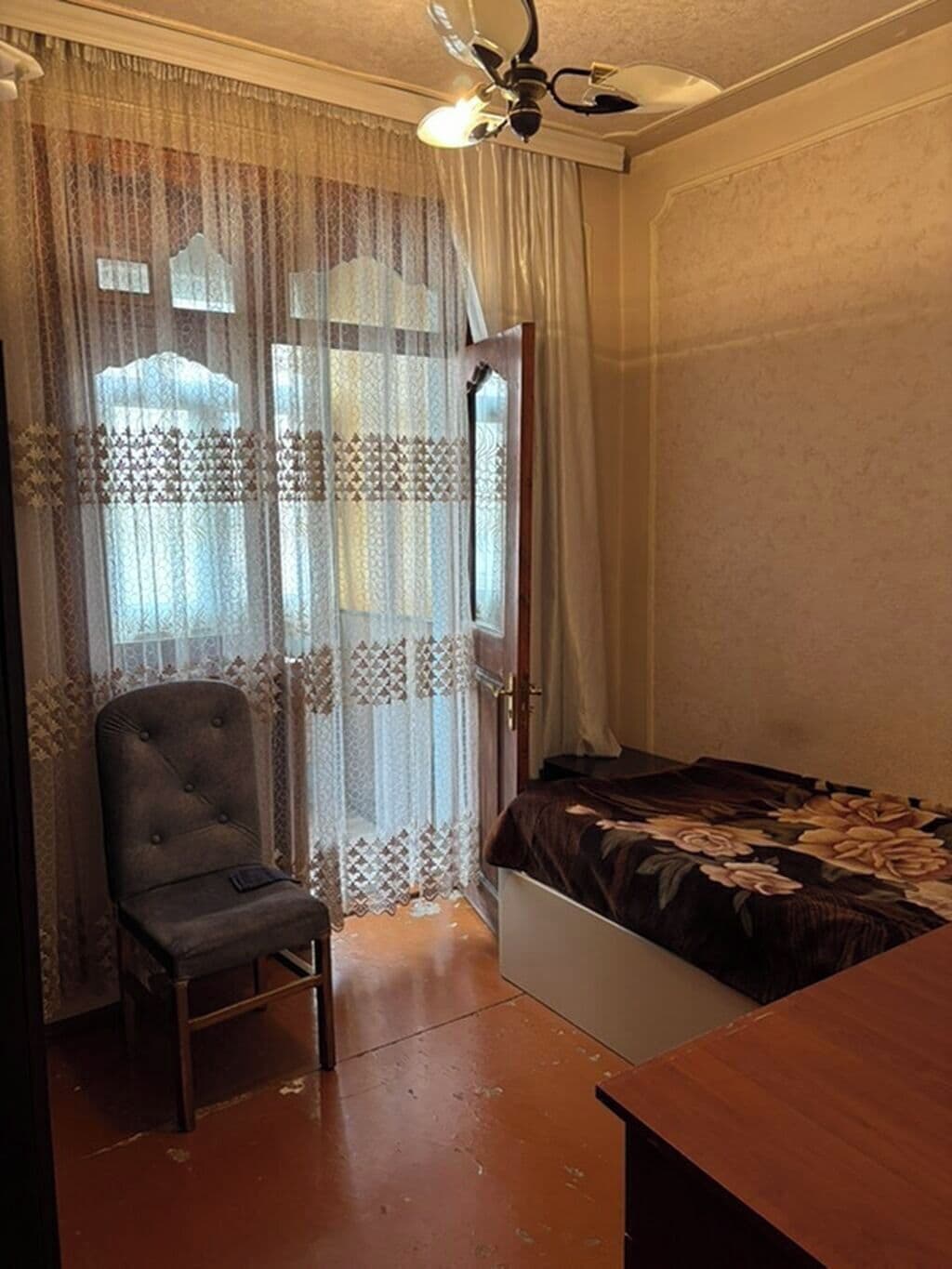 客房内保险箱、办公桌、笔记本电脑工作区、遮光窗帘