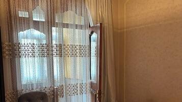 Caja de seguridad en la habitación y escritorio